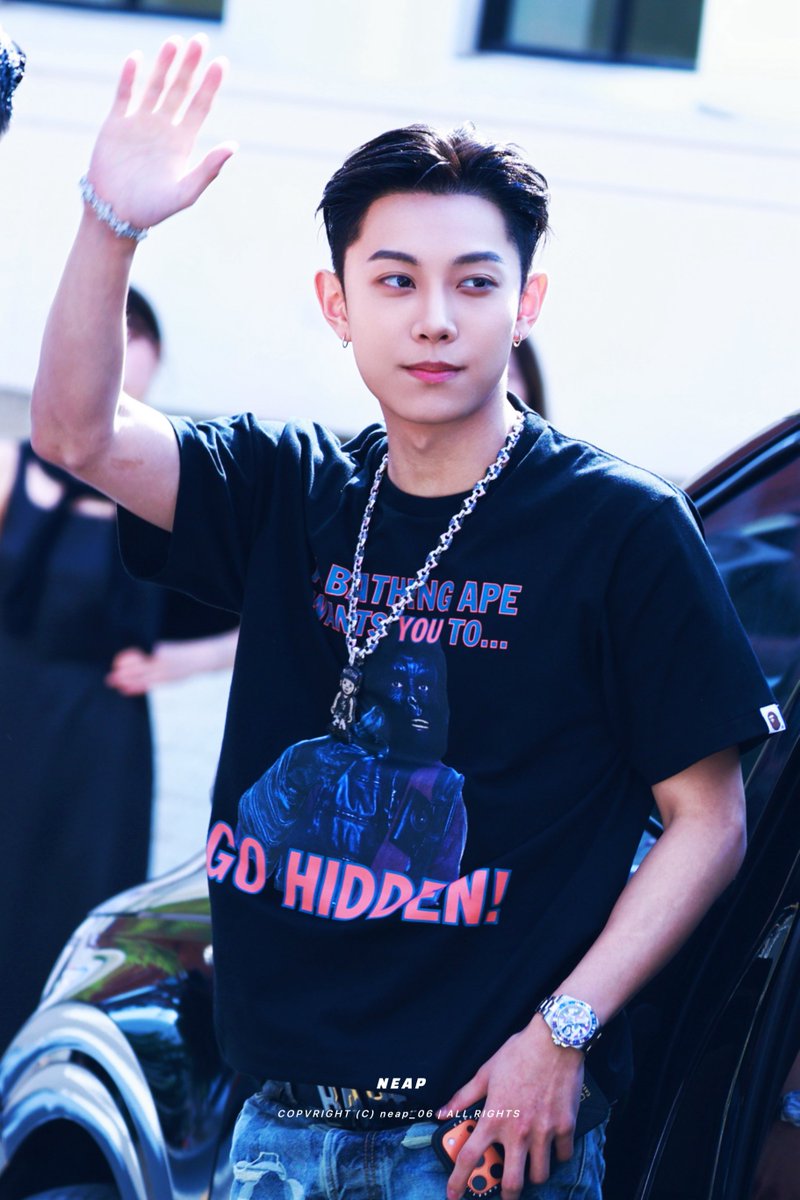 neap_06's tweet photo. 260730 도산 베이프 출근

#률 #RYUL #롱샷 #LNGSHOT https://t.co/btoecWNhGA
