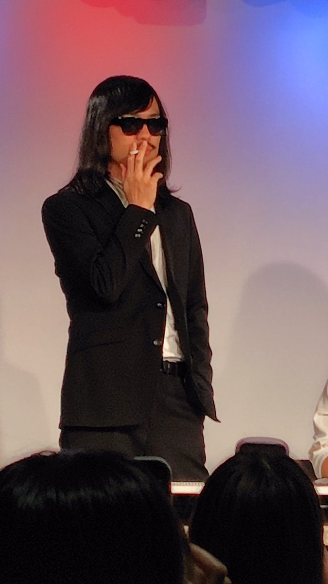OzFmdtz's tweet photo. 自分も眼鏡🤓で最初のランドルト環は裸眼では何にも見えないからぎょうぶ澤畑さんと一緒で良かった✊️
ジョックロック福本版あぶない刑事
#裸眼で挑むコーナーライブ 
#非喫煙者 
#眼鏡必須 https://t.co/58F7uh8tXY