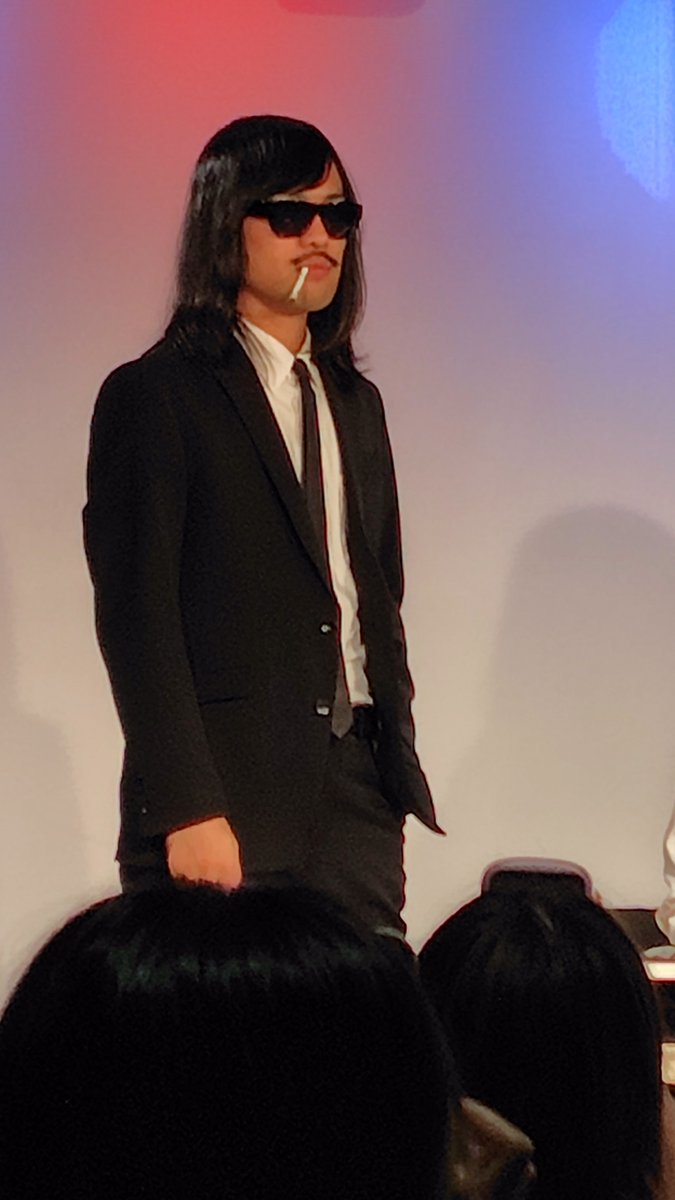 OzFmdtz's tweet photo. 自分も眼鏡🤓で最初のランドルト環は裸眼では何にも見えないからぎょうぶ澤畑さんと一緒で良かった✊️
ジョックロック福本版あぶない刑事
#裸眼で挑むコーナーライブ 
#非喫煙者 
#眼鏡必須 https://t.co/58F7uh8tXY