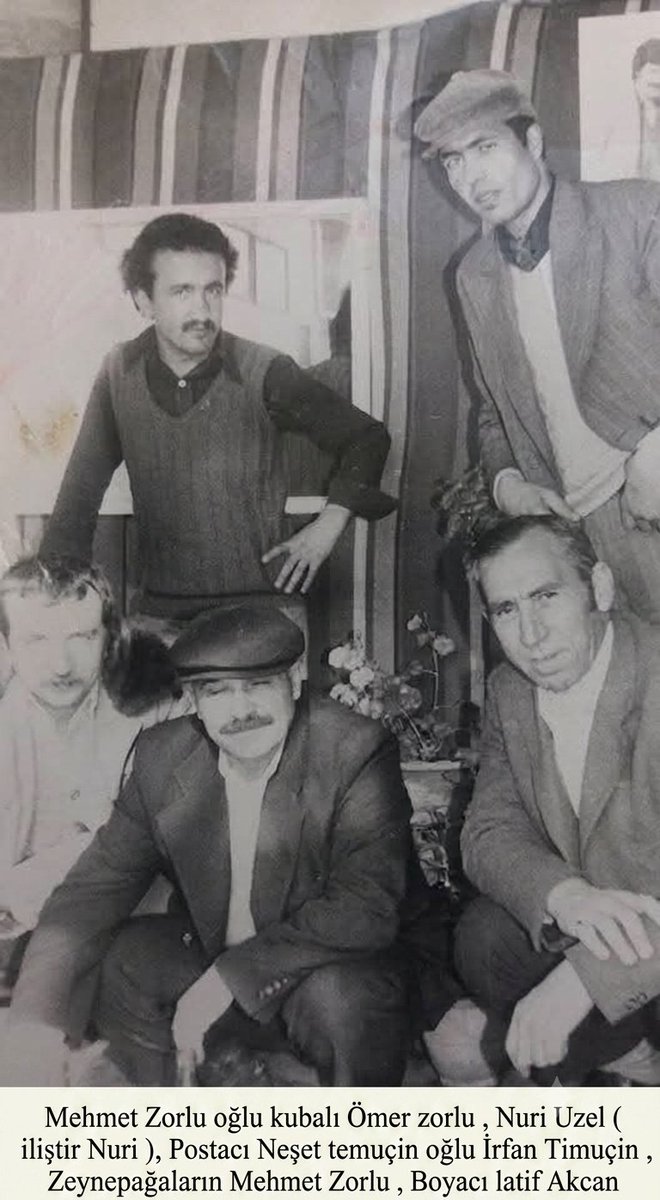illeezlevent's tweet photo. Heybe'nin gözünden Avanos 

Avanos'un Ruhu, Sokakların Hafızası ve Avanos'un En Manzaralı Yıkıntısı...

Yıllar sonra Boyacı Latif Usta, o çileli başını soktuğu evin bir gün bu hale geleceğini hiç düşünmüş müdür acaba?

Sanmam.

Onun için Kran Mahalle'deki bu taş ev, Hükümet binasının  önündeki boya sandığında geçen yorucu bir günün ardından sığındığı bir limandı sadece. Yalnız yaşardı. Kimsesi yoktu. Geçimini sadece boya sandığından çıkarırdı. Bir de Kore gazisiydi, oradan ufak bir maaşı vardı.

Eskiler çok iyi hatırlar.

Adam tertemiz gezerdi. Kravatı, ceketi hep üstünde. Pantolonunu çırpa çırpa gezerdi. Giyimine çok düşkündü. Yumurta topuk ayakkabısı giyerdi, çarşıda kıtır kıtır yürürdü.

Kimseye zararı olmayan, garip, neşeli bir adamdı. Herkesle konuşur, herkesle şakalaşırdı. Bir lafı vardı ki çarşıyı inletirdi. Bir arkadaşını görünce yüksek sesle 

"MARABA LAAAANN !"  

 dedi mi herkes gülerdi.

Azla yetinirdi. Turşu ekmek, domates ekmek, peynir ekmek... En sevdikleri bunlardı. Acıkınca boya sandığının içinden çıkarır, birer lokma atıştırırdı. Bulgur pilavıyla salatayı da çok severdi, pişiren olursa.

Çarşı esnafı da onu kollardı. Yiyip içerken denk gelse sofralarına oturtur, yedirir içirirlerdi. Yeri hep Hükümet binasının oralardı.

Ölümü de hayatı gibi oldu işte.

Çukur Cami'nin arkasında yıkılmış. Görenler de "yine takılıp kaldı" sanıp kaldırmışlar. Kalkmış, evine kadar yürümüş. Sonra evinde, kapısının arkasında ölü bulunmuş.

Ve işin en garibi ne biliyor musunuz?

Hayatını bir boya sandığına sığdıran bu adam, Avanos'un en manzaralı evinde yaşıyordu. Şu yıkık duvarların arasından Kızılırmak'a bakan ev var ya, işte orası. Kaderin cilvesine bak.

Binalar çöküyor, çatılar göçüyor. Geriye kalan sadece kubbenin altında çınlayan o sesler.

Bir şehri şehir yapan yeni yollar, binalar değil. O şehrin insanı, hafızası.

Bu sokakların kahrını çekmiş insanlara vefa göstermek lazım. Hafızamızı bu yıkıntıların altından çekip çıkarmak lazım.

Bir zamanlar Boyacı Latif. ( Latif Akcan )  yaşardı bu ilçede ..

Resimde Ayaktakiler Soldan sağa  : Mehmet Zorlu oğlu kubalı Ömer zorlu , Nuri Uzel ( iliştir Nuri ) 
Oturanlar soldan sağa : Postacı Neşet temuçin oğlu İrfan Timuçin , Zeynepağaların Mehmet Zorlu , Boyacı latif ( Latif Akcan )

#Avanos #Kapadokya #Nevşehir #EskiAvanos #AvanosHafızası #AvanosTarihi #KralMahalle #Kızılırmak #KapadokyaHikayeleri #ŞehirHafızası #YerelTarih #SokaklarınHafızası #BoyacıLatif #LatifUsta #KoreGazisi #MarabaLan #EskiÇarşı #Nostalji #Eskilerden #Anadoluİnsanı #AnadoluHikayeleri #Memleket #MemleketSevdası #Vefa #Unutulmayanlar #GeçmişZaman #HeybeninGözündenAvanos