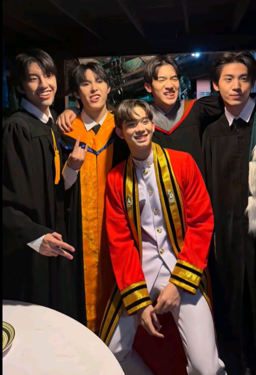 cherrysu1235's tweet photo. ဓာတ်ပုံက Justin ပါရင် keaton မပါဘူး
Keaton ပါရင် Justin မပါဘူး

TONSOM FINAL FAN MEETING

#WhenOrangesFallFinalEP https://t.co/QtlxPTNTDw