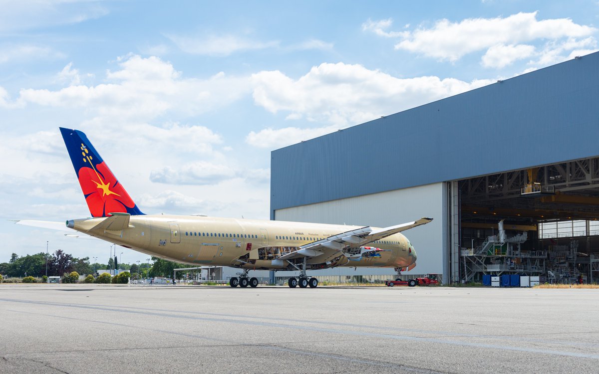 NunoSeletti's tweet photo. 🔴Voici le premier #A350 pour AirCalin !
Je suis très fier de vous partager mon dernier reportage photo, au cœur des usines @Airbus pour photographier le tout premier #A350-900 de la compagnie lors de son tractage du poste 40 au poste 30 de la FAL A350. Thread photo🧵 https://t.co/exNPf9z5y8