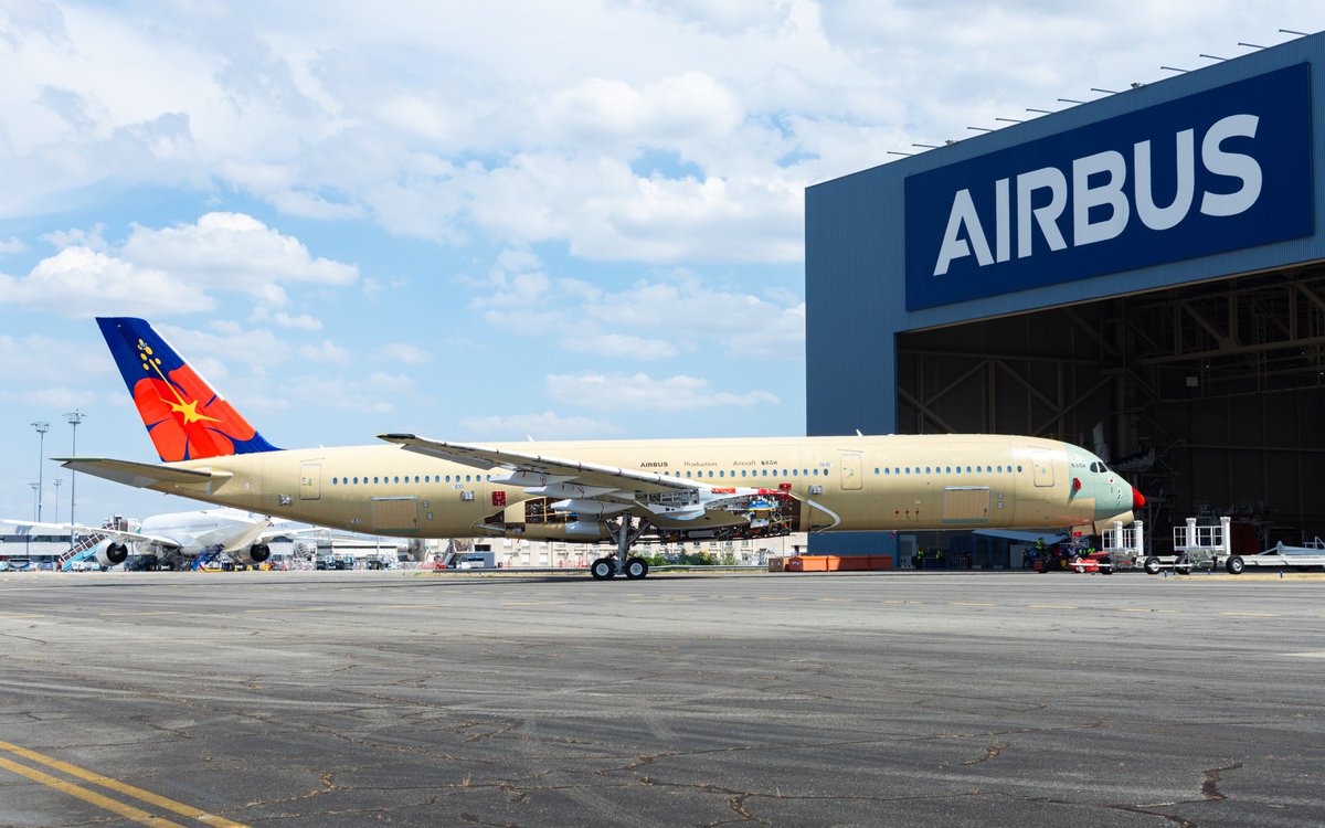 NunoSeletti's tweet photo. 🔴Voici le premier #A350 pour AirCalin !
Je suis très fier de vous partager mon dernier reportage photo, au cœur des usines @Airbus pour photographier le tout premier #A350-900 de la compagnie lors de son tractage du poste 40 au poste 30 de la FAL A350. Thread photo🧵 https://t.co/exNPf9z5y8