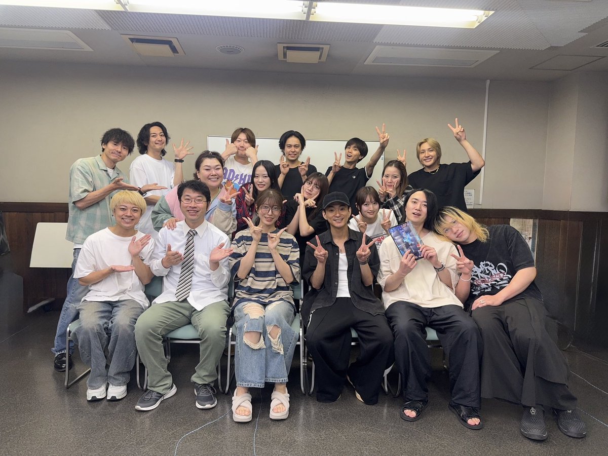 WaVe_S_h's tweet photo. 🫧本日もお稽古奮闘中🫧

舞台『一周忌ミュート』 

今日もお稽古頑張ってます❣️
千秋楽はチケットが残りわずかです。
悩まれている方はぜひ❗️

事前ソロチェキ・差し入れサービスの受付中👇
https://t.co/ZvOJSrRlrc

🎫発売中👇
https://t.co/7GTawCZGUX

#一周忌ミュート https://t.co/C19bWMCItI