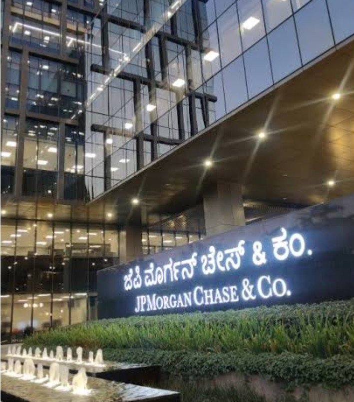 ekikaranmarathi's tweet photo. आपण कर्नाटकमध्ये कन्नड फलक लावता @jpmorgan #jpmorgan 
हा फरक स्पष्ट दिसतोय
महाराष्ट्रात मराठीची काय अडचण आहे ?
दुकाने आस्थापना आणि मराठी भाषा वापर नियम राज्यात पाळावेत.
महाराष्ट्राला गृहीत धरू नका.

@MumbaiPolice 
@mybmc @mybmcWardPS 
आपले लक्ष हवे दंड लावला पाहिजे.
@samant_uday https://t.co/lUOScOM33u