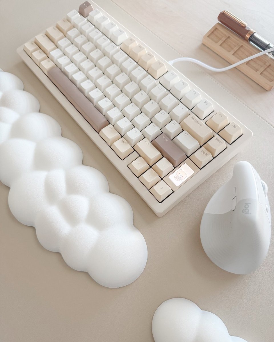 taleswithjam's tweet photo. Happy midweek, everyone! 🌱 I hope your first week of June has been a good one. 
.
.
.
——
slow living | desk setup | hobbies | pc setup | cozy desk | cozy aesthetic | cozy room | deskgram
🏷️
#cozydesksetup #cozydesk #deskaesthetic  #desksetup #deskinspo https://t.co/43jY1IHWwq