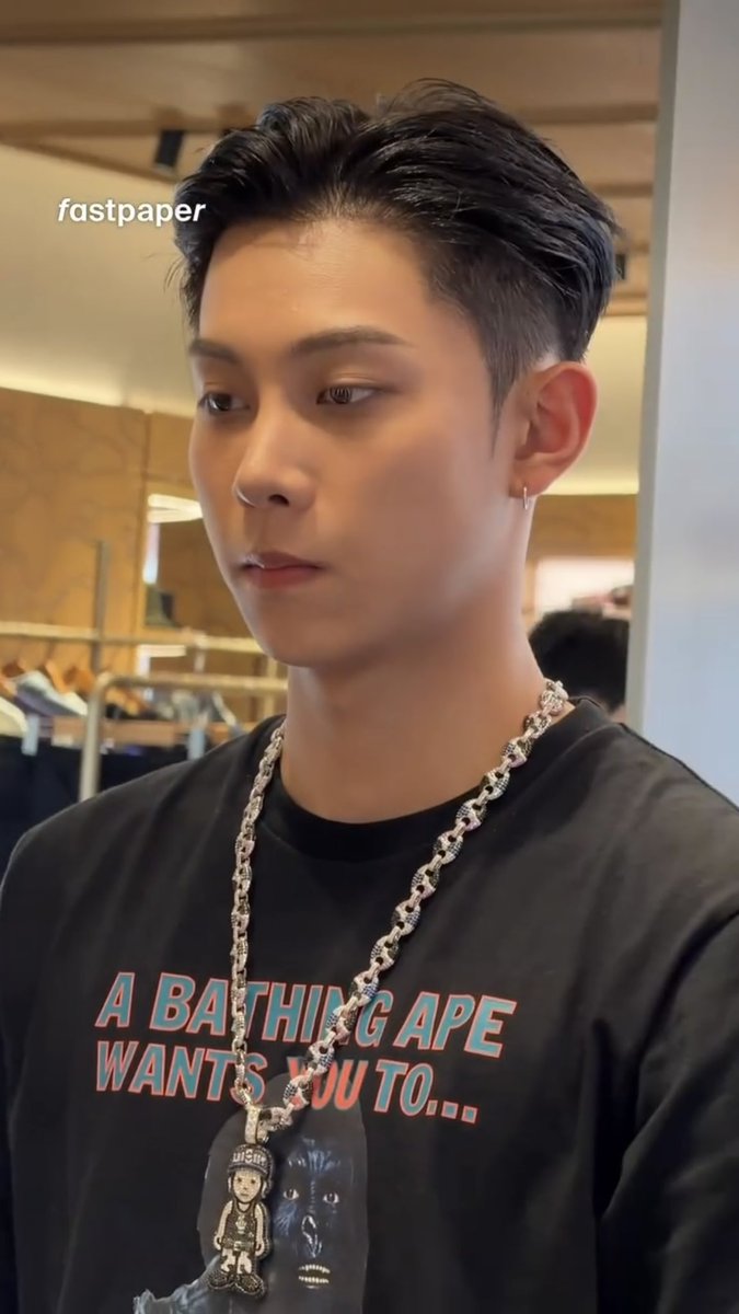 terjemahinRYUL's tweet photo. LNGSHOT’s new character necklaces from BAPE 🤞🏻 https://t.co/AueZ7PTtWk