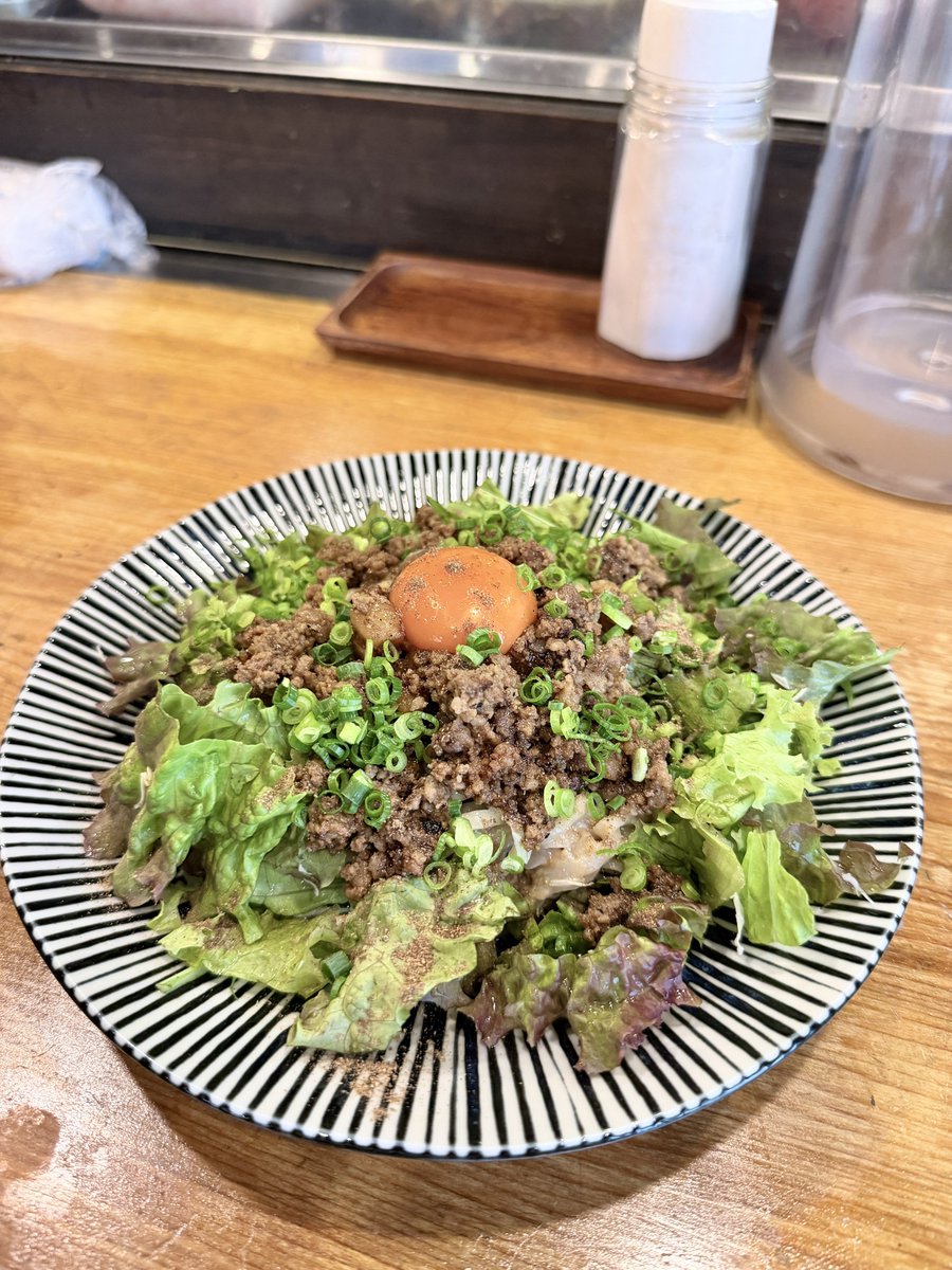 Namio_dao's tweet photo. みなさんこんにちは。

本日は7月30日
一年に一度の #なみおの日 です。

今年も全宇宙のなみおさんに感謝して過ごしましょう。

私は馴染みの店にランチに来たら当たり前のように昼からビールを出され、担々麺を食べたあとになぜか海鮮丼が出てきたのですが、当然全ていただきました。感謝。 https://t.co/PldKD2bj76