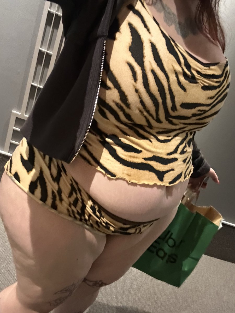 reiinabae's tweet photo. i picked up my food from the lobby like this if anyone cares https://t.co/MXXpQCOYMX