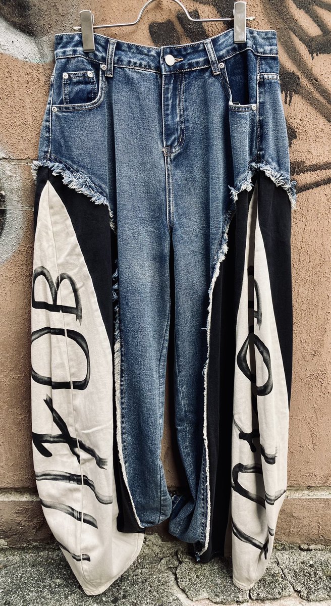 uvcss_junkside's tweet photo. シンプルに"盛れる"デザインパンツ入荷しました👖❤︎

使いやすいボリューム感のバルーンシルエットが優秀なパンツです‼️
切替+ロゴも🙆‍♂️✨

コーデ次第で雰囲気がガラッと変わるのでヘビロテ確定💕

見た目より薄いので履き心地も💯❤️‍🔥

#アキバの洋服屋 #ジャンクサイド #秋葉原 #東京裏側 https://t.co/mThcrXOriC