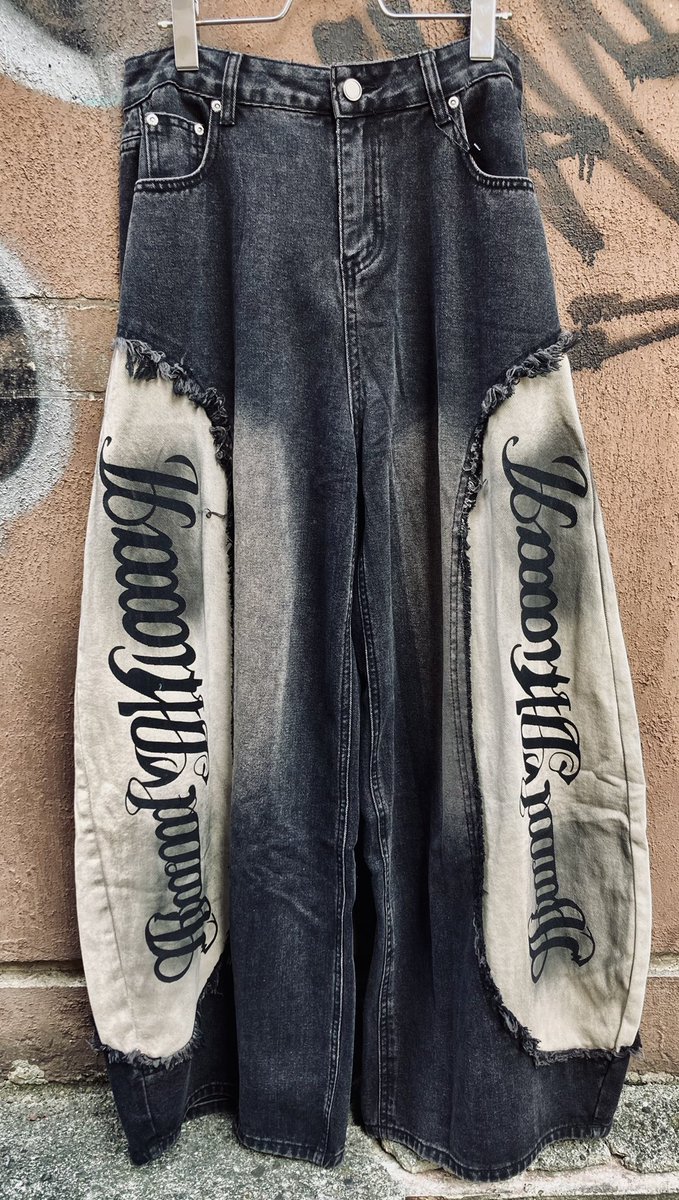 uvcss_junkside's tweet photo. シンプルに"盛れる"デザインパンツ入荷しました👖❤︎

使いやすいボリューム感のバルーンシルエットが優秀なパンツです‼️
切替+ロゴも🙆‍♂️✨

コーデ次第で雰囲気がガラッと変わるのでヘビロテ確定💕

見た目より薄いので履き心地も💯❤️‍🔥

#アキバの洋服屋 #ジャンクサイド #秋葉原 #東京裏側 https://t.co/mThcrXOriC