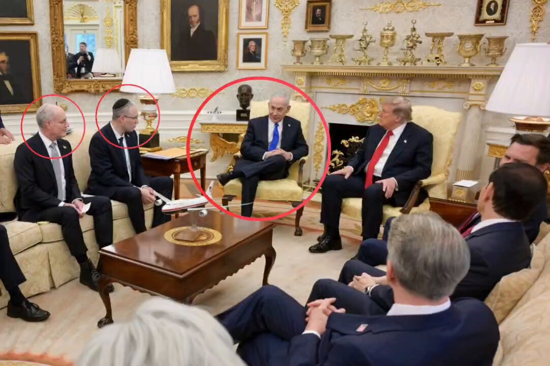yazarmuratakan's tweet photo. Trump'ın yapamadığını bir senatör yapıp Netanyahu'yu aşağıladı!

İsrail Başbakanı Netanyahu, Donald Trump ile Beyaz Saray'da görüşürken bacak bacak üstüne atarak "patronun kim olduğunu" gösterdi!

Ancak Trump'ın yapamadığını ABD Senatörü John Fetterman yaptı ve Netanyahu'yu aşağıladı...