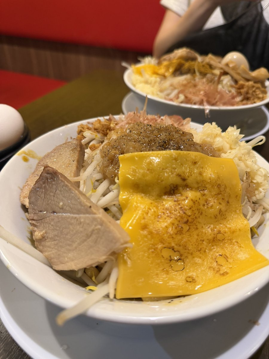 hrk_hm610's tweet photo. 行こうとしてたところがことごとくやってなくて気になってたここへ🐷 多分限定なのかな？カレー汁なしの200g、野菜普通ニンニク油マシマシにチーズ生卵トッピング🥚 並ばず入れるから気軽に行きたい時にいいかもo(^-^)o

📍豚ラーメン おはよう世界 https://t.co/Nex9iLc7vz