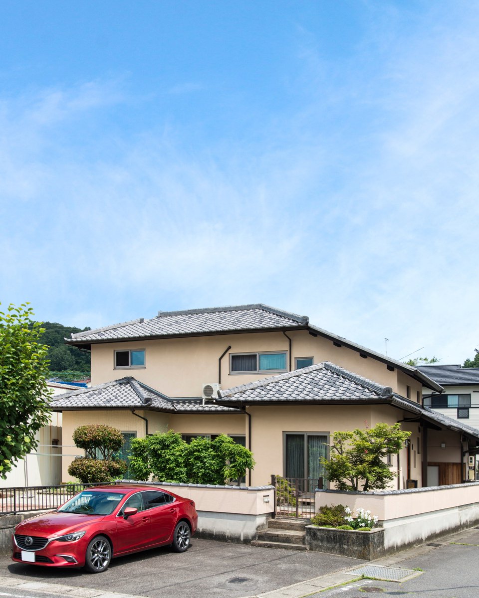 wadahousing's tweet photo. 青空に映える重厚な瓦屋根と落ち着いた塗り壁が美しい和モダンの邸宅。
幾重にも重なる屋根の造形や木目の格調高いアクセントが、趣ある佇まいを演出します。

こだわりが詰まった素敵な家づくりは @wadahousing へ✨ 

#和モダン #リノベーション https://t.co/0X31w8UghD