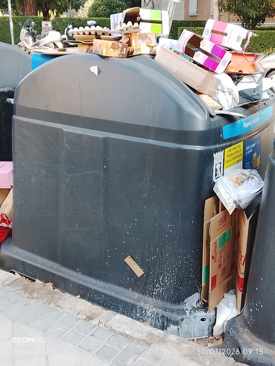 enrhid63's tweet photo. Buenos Días rogamos que pasen a vaciar este contenedor de cartón, llevan dos semanas sin retirarlos los usuario no saben donde dejar sus cartones y papel usando otros contenedores que no son los apropiados @MADRID
@Lineamadrid me nuda desidia, https://t.co/HXDjwd4BEc