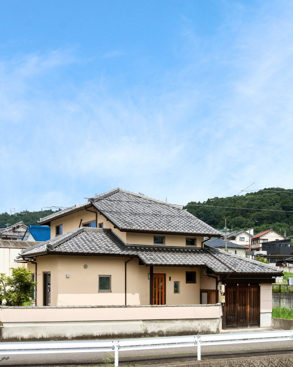 wadahousing's tweet photo. 青空に映える重厚な瓦屋根と落ち着いた塗り壁が美しい和モダンの邸宅。
幾重にも重なる屋根の造形や木目の格調高いアクセントが、趣ある佇まいを演出します。

こだわりが詰まった素敵な家づくりは @wadahousing へ✨ 

#和モダン #リノベーション https://t.co/0X31w8UghD