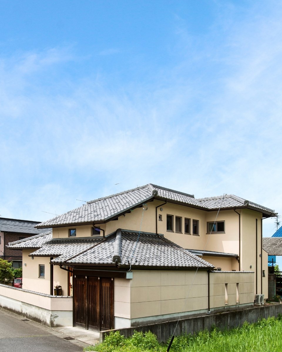 wadahousing's tweet photo. 青空に映える重厚な瓦屋根と落ち着いた塗り壁が美しい和モダンの邸宅。
幾重にも重なる屋根の造形や木目の格調高いアクセントが、趣ある佇まいを演出します。

こだわりが詰まった素敵な家づくりは @wadahousing へ✨ 

#和モダン #リノベーション https://t.co/0X31w8UghD