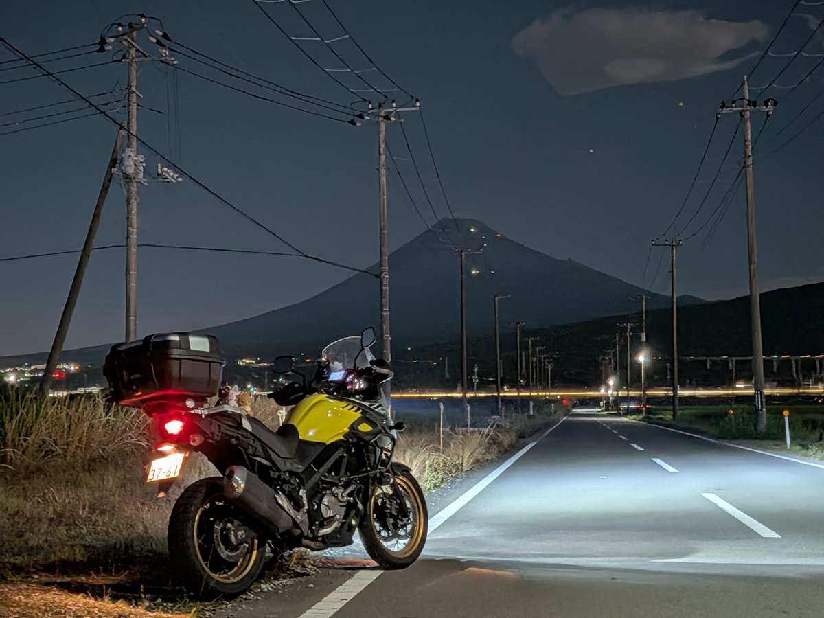 EVstrom2891's tweet photo. 2026.7.29
少し遠回りの帰宅道、ひさびさ夜のフジヤマが綺麗で🗻✨
新幹線の灯りがまたいいかんじでした！🚅✨
#vストローム650xt #バイク乗りと繋がりたい 
#富士山 #夜景 #東海道新幹線 https://t.co/SR5ndlcPs6