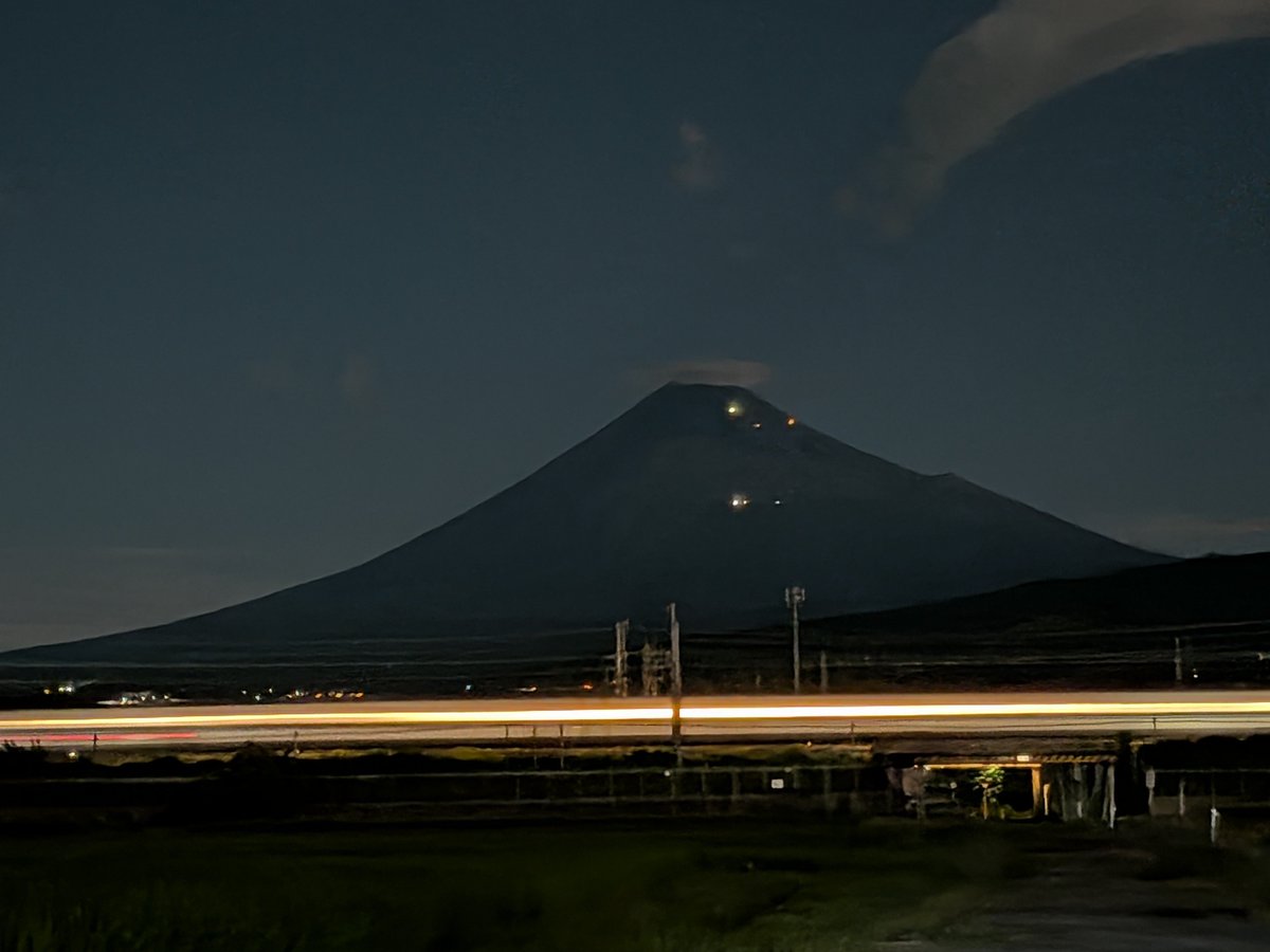 EVstrom2891's tweet photo. 2026.7.29
少し遠回りの帰宅道、ひさびさ夜のフジヤマが綺麗で🗻✨
新幹線の灯りがまたいいかんじでした！🚅✨
#vストローム650xt #バイク乗りと繋がりたい 
#富士山 #夜景 #東海道新幹線 https://t.co/SR5ndlcPs6