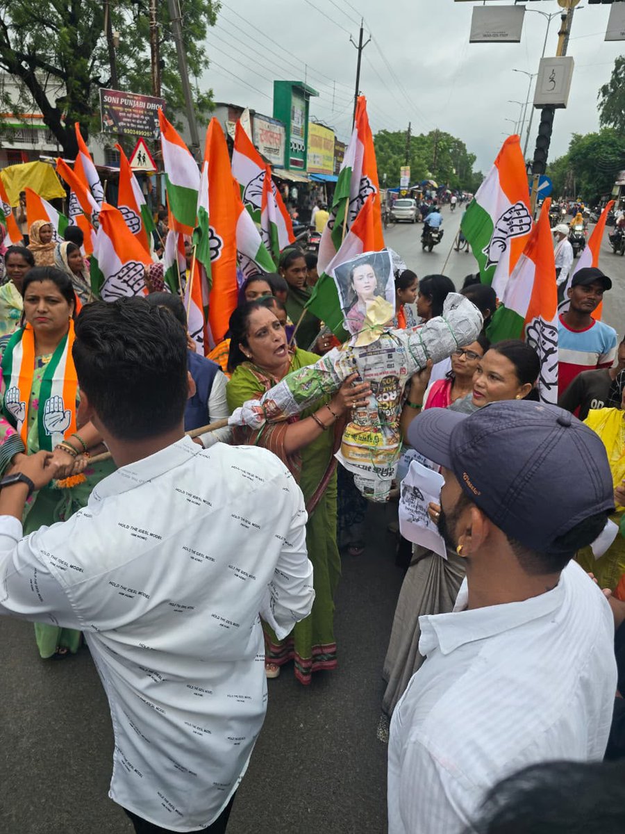 MahilaCongress's tweet photo. महिलाओं के सम्मान पर हमला बर्दाश्त नहीं होगा।

कंगना रनौत की टिप्पणी के खिलाफ महिला कांग्रेस का जोरदार प्रदर्शन।

📍 छत्तीसगढ़ 

#MahilaVirodhiBJP https://t.co/uyibMJFUOa