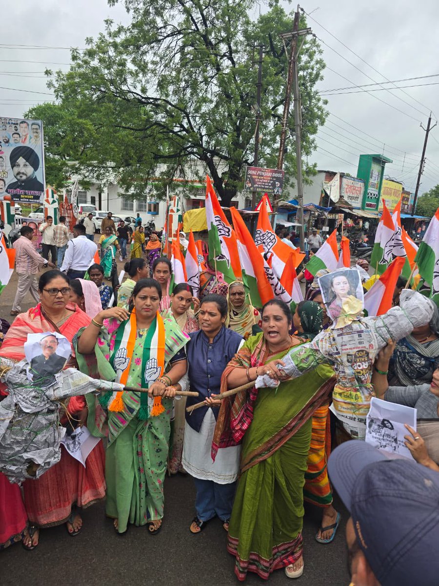 MahilaCongress's tweet photo. महिलाओं के सम्मान पर हमला बर्दाश्त नहीं होगा।

कंगना रनौत की टिप्पणी के खिलाफ महिला कांग्रेस का जोरदार प्रदर्शन।

📍 छत्तीसगढ़ 

#MahilaVirodhiBJP https://t.co/uyibMJFUOa