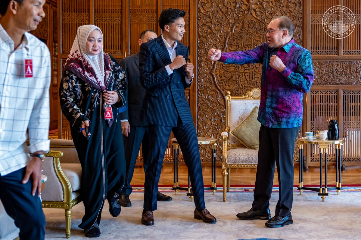 anwaribrahim's tweet photo. Menerima kunjungan Aliff Rakib di pejabat hari ini lantas mengucapkan tahniah di atas kejayaan bersejarah muncul sebagai rakyat Malaysia pertama merangkul Kejuaraan Dunia Interim Muay Thai Strawweight ONE Championship baru-baru ini.

Kejayaan ini bukan sekadar mengharumkan nama Malaysia di pentas antarabangsa, malah membuktikan bahawa anak muda negara memiliki keupayaan, disiplin dan semangat juang untuk bersaing dengan yang terbaik di dunia.

Semoga pencapaian ini menjadi inspirasi kepada lebih ramai anak muda untuk terus mengejar impian dengan tekad, iltizam dan usaha yang tidak pernah mengenal putus asa. Syabas Aliff Rakib, Malaysia berbangga dengan kejayaan ini.

#MalaysiaMADANI
#MADANIBekerja
#YakinMADANI
