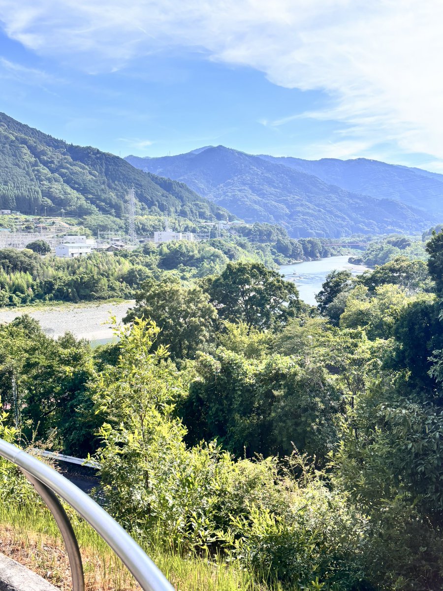 m0915mh's tweet photo. 今、四国の✨吉野川SA✨
山⛰️山⛰️山⛰️〜😂😂
落ち着くけどめっちゃ暑い☀️🥵💦

ってことで連休たくさんいただいて地元へ帰っています🤗
しばらくXの浮上がまちまちになっていいねやリプするの遅くなったりするかもです🙇‍♀️

身体悪くしてる父のサポートや、母や友達、兄弟にもうすぐ会えるの楽しみ🥰 https://t.co/NgRP5xiDlh