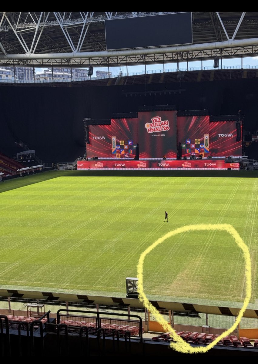 Kates1905's tweet photo. Vallahi nefesim daralıyor. Her sene her sene aynı muhabbet. İki tane çim ekip yada iki rulo çim satın alıp ona bakmaktan aciz bir yönetim tarafından yönetiliyoruz vallahi afakanlar basıyor tansiyonun falan düşüyor. https://t.co/HxxuJesTqW