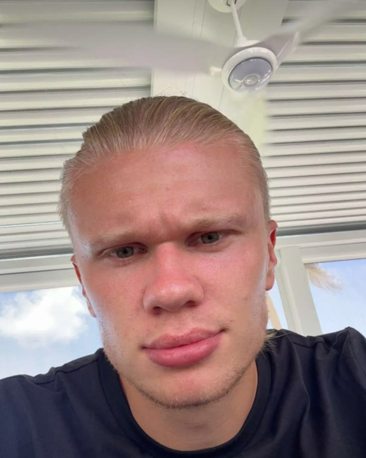 rip_achel's tweet photo. there's a few pictures where you can see his little beard show and it looks so cute, i hope he let's it grow one day 🥹 https://t.co/v4W7cmylez
