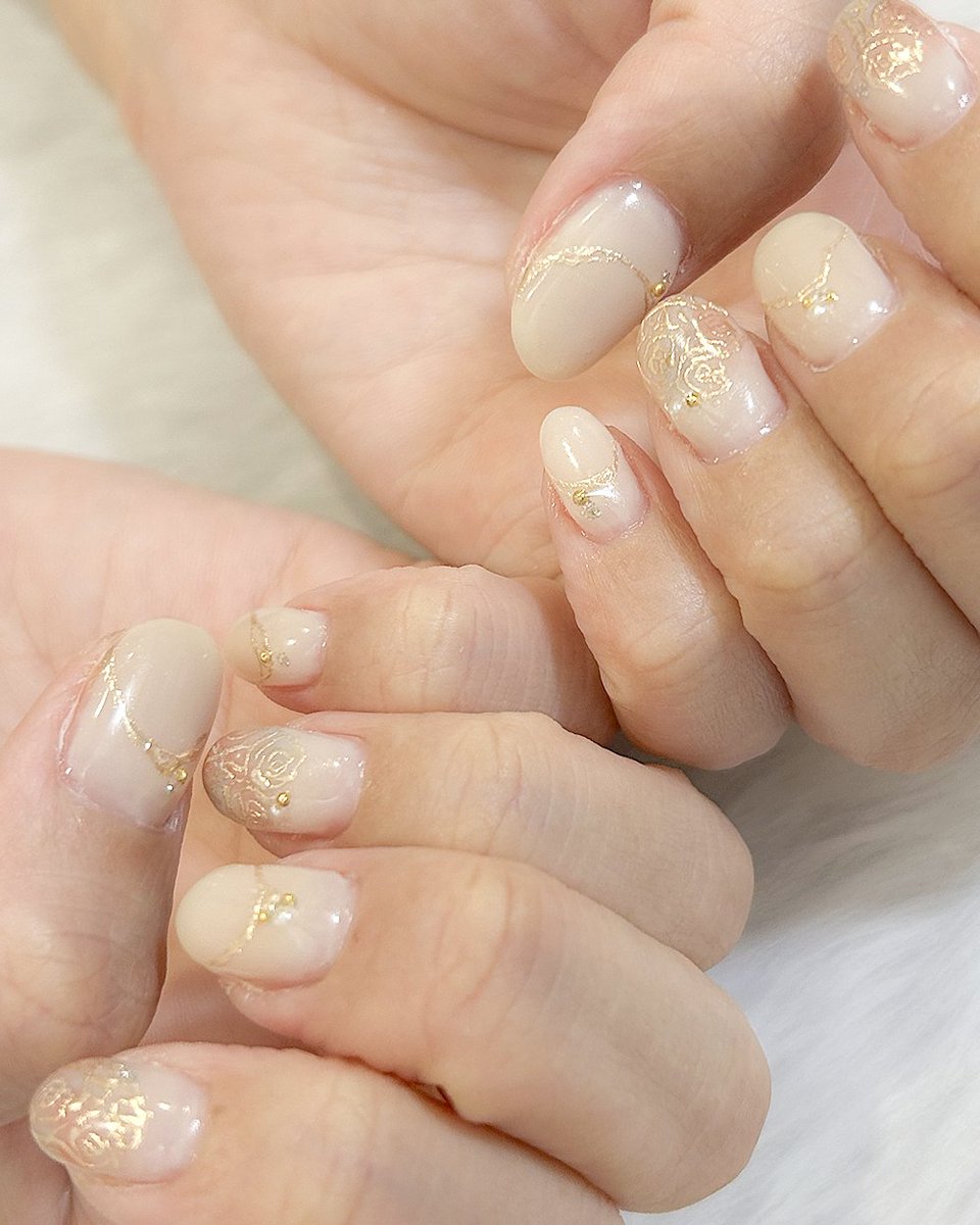 Qunt_nail's tweet photo. #ネイル #ネイルデザイン
ホワイトベージュにバラのアートでフェミニンな印象のネイル。
8月後半で夏っぽいのがしずらいときにもオススメなデザインです◎ https://t.co/fZNYHSYsWH