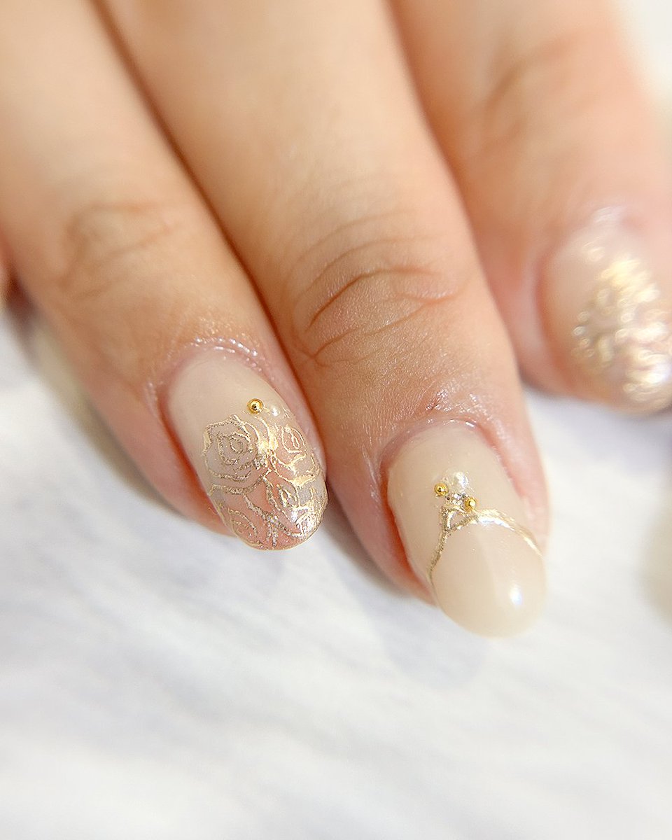 Qunt_nail's tweet photo. #ネイル #ネイルデザイン
ホワイトベージュにバラのアートでフェミニンな印象のネイル。
8月後半で夏っぽいのがしずらいときにもオススメなデザインです◎ https://t.co/fZNYHSYsWH
