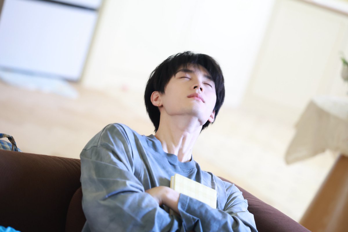 zhouyiran_thai's tweet photo. [📸] 260730 | ZhouYiran Studio Update 

เศษเสี้ยวของความรู้สึกที่ซ่อนอยู่ตามรอยต่อของเลนส์กล้อง เมื่อเรื่องราวหยุดนิ่ง ความโรแมนติกก็ยังคงแผ่ขยายต่อไป @周翊然Tz 

#Zhouyiran #โจวอี้หราน #周翊然 https://t.co/szvCfOMrdI