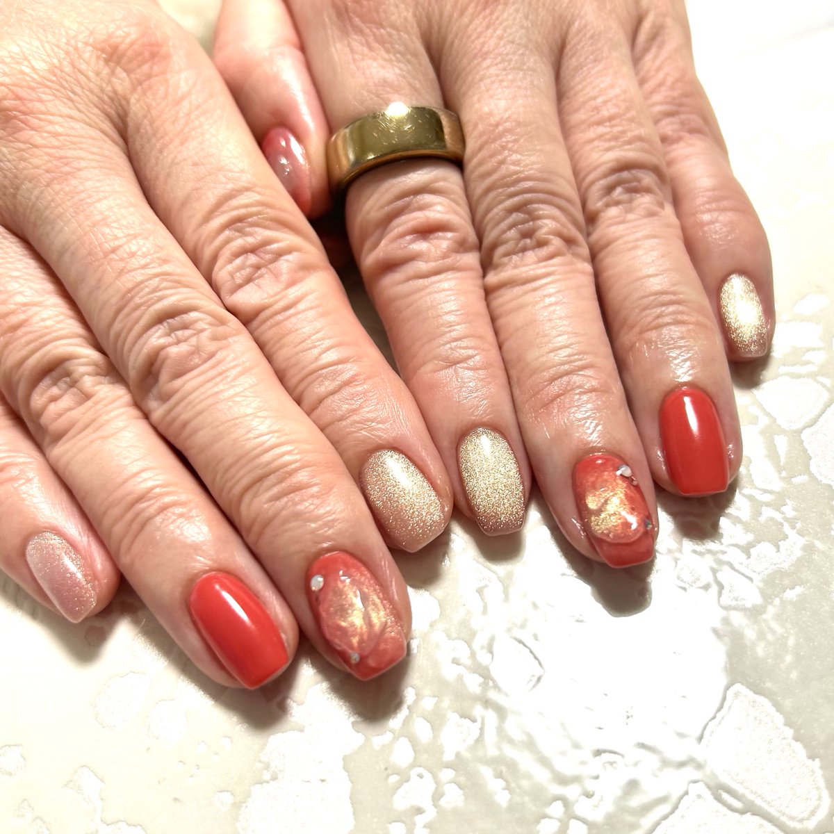 nail_haniel's tweet photo. 落ち着いた赤とゴールドのラメが大人可愛いネイルデザイン💅ポイントのアイシングネイルアートも素敵✨大人女性にぴったりの上品なネイルから、お好きなデザインのお持ち込みまで大歓迎！パラジェルもご用意してます◎半蔵門や麹町、市ヶ谷、四ツ谷からもアクセス良好なプライベートサロンです🎶 https://t.co/EiMBpY2iPI