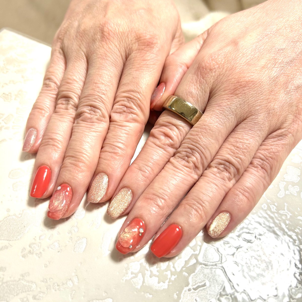nail_haniel's tweet photo. 落ち着いた赤とゴールドのラメが大人可愛いネイルデザイン💅ポイントのアイシングネイルアートも素敵✨大人女性にぴったりの上品なネイルから、お好きなデザインのお持ち込みまで大歓迎！パラジェルもご用意してます◎半蔵門や麹町、市ヶ谷、四ツ谷からもアクセス良好なプライベートサロンです🎶 https://t.co/EiMBpY2iPI