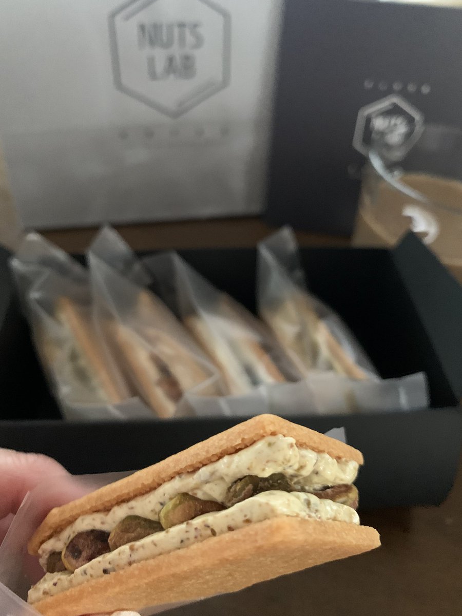 tmix2185's tweet photo. お茶したお店で買った木の実のクリームサンド。
これはピスタチオサンド。
うんまかった！！！ https://t.co/UOkbfjwi1f