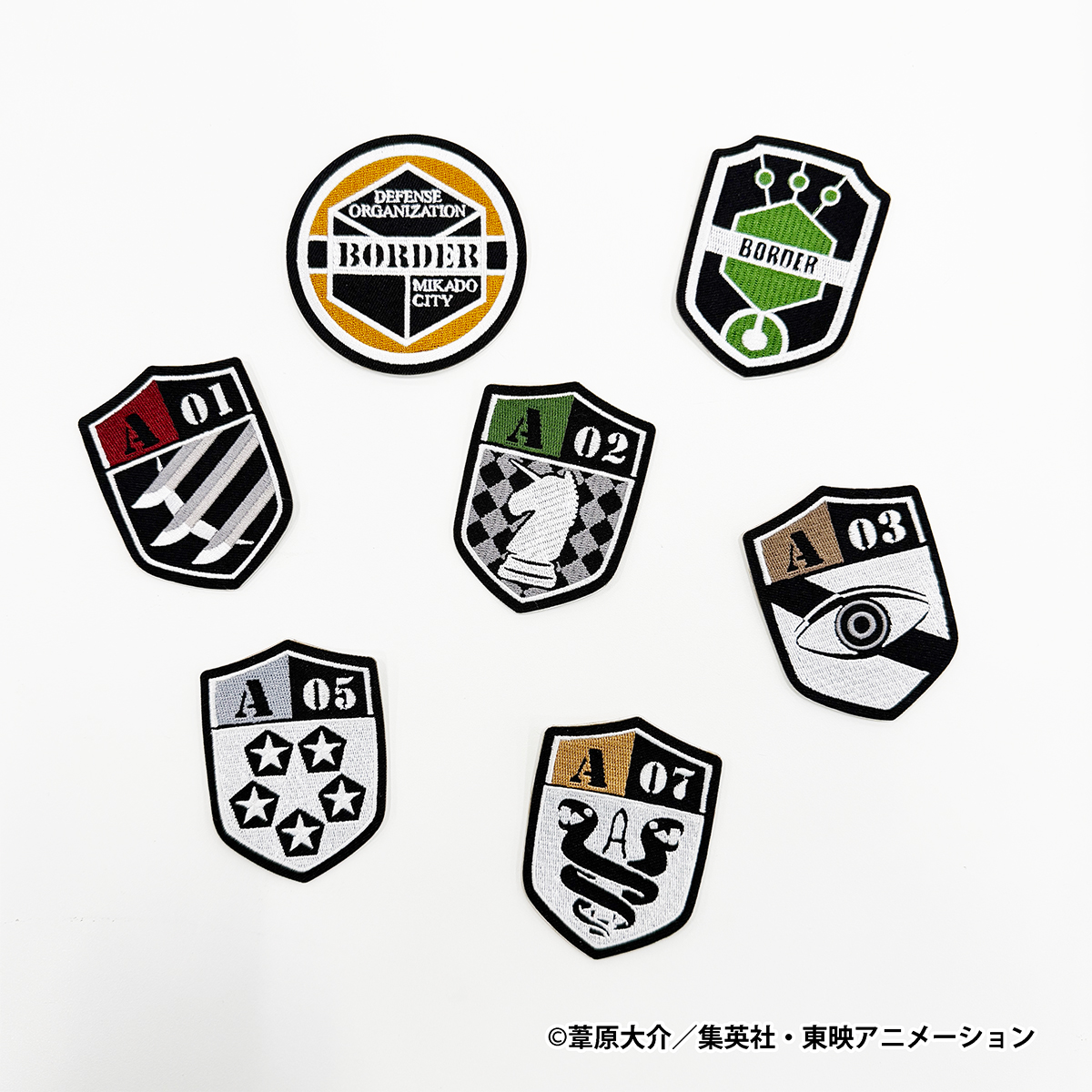 Anime_W_Trigger's tweet photo. ◤Anime WORLD TRIGGER Exhibition "REBOOT"◢
＼開催まであと11日／

「エンブレム刺繍ワッペンステッカー」をご紹介

BORDERや各隊エンブレムのワッペンステッカーが登場
刺繍ならではの高級感と存在感が魅力的❕
服など布にも貼れる仕様です

👇詳細はこちら
https://t.co/Y3HZt9fkKF

🔗東京会場チケットはこちら
https://t.co/IYSygEQP17

#ワールドトリガー
#ワートリREBOOT
#ワートリREBOOT展