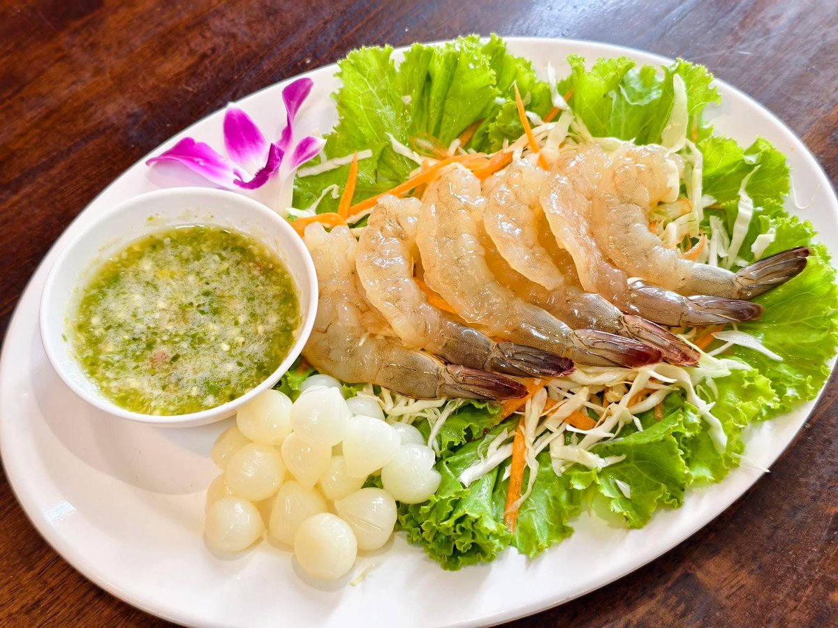fernseelee's tweet photo. คนอยุธยาขอตอบว่า กุ้งเผา ก๋วยเตี๋ยวเรือ คาเฟ่ วัด เพนียดช้าง ถ้าเป็นเมื่อก่อนจะบอกว่าตลาดน้ำด้วย แต่เดี๋ยวนี้น่าจะซบเซาแล้ว (ร้านมิชลินมีเยอะมากกกก) 

ถ้าร้านกุ้งเผา แนะนำให้ไปที่ตลาดกลางเลยค่ะ มีหลายร้านให้เลือกสรร หรือซื้อกลับบ้านก็ฟินเพราะราคาดี ส่วนตัวถูกใจร้านฟาร์มกุ้งทอง ซีฟู้ดเริ่ด ปลาหมึกผัดไข่เค็มอร่อยมากกกกกกกกก (รูปจากเพจร้านเน้อ) 🤤🦐