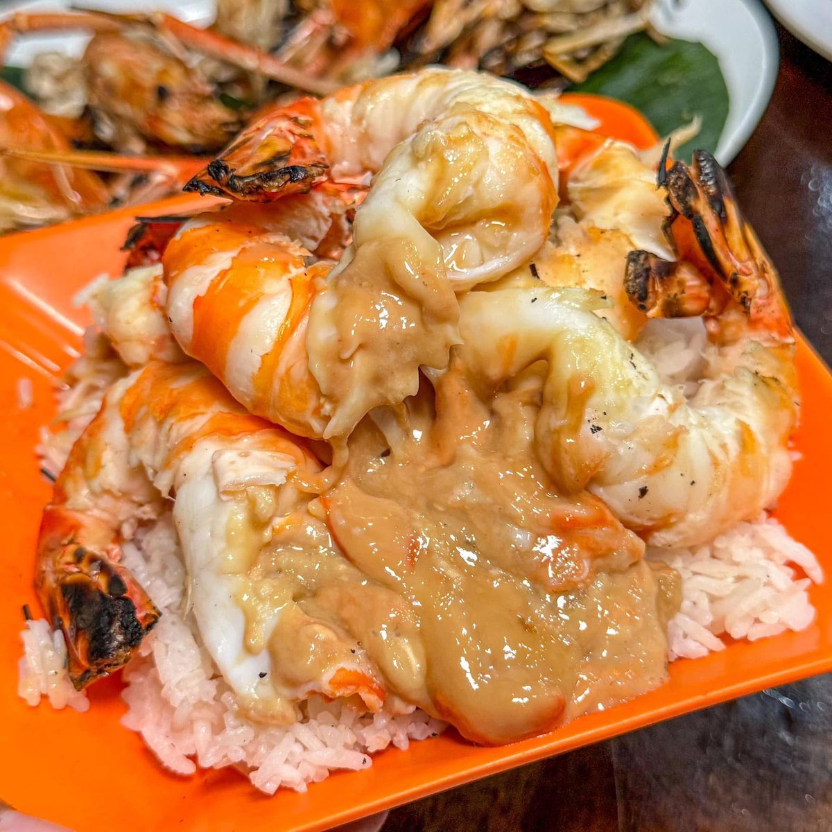 fernseelee's tweet photo. คนอยุธยาขอตอบว่า กุ้งเผา ก๋วยเตี๋ยวเรือ คาเฟ่ วัด เพนียดช้าง ถ้าเป็นเมื่อก่อนจะบอกว่าตลาดน้ำด้วย แต่เดี๋ยวนี้น่าจะซบเซาแล้ว (ร้านมิชลินมีเยอะมากกกก) 

ถ้าร้านกุ้งเผา แนะนำให้ไปที่ตลาดกลางเลยค่ะ มีหลายร้านให้เลือกสรร หรือซื้อกลับบ้านก็ฟินเพราะราคาดี ส่วนตัวถูกใจร้านฟาร์มกุ้งทอง ซีฟู้ดเริ่ด ปลาหมึกผัดไข่เค็มอร่อยมากกกกกกกกก (รูปจากเพจร้านเน้อ) 🤤🦐