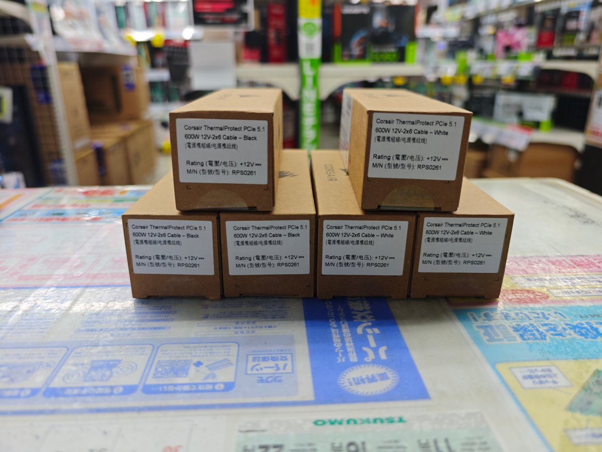 TSUKUMO_HONTEN's tweet photo. 【本店2F】

#CORSAIR
ThermalProtect PCIe 5.1 600W 12V-2x6 Cable
3,280円(税込)

ケーブルの温度が65℃を超えると ビデオカードへの電力供給を停止するという 「過熱保護機能」搭載

白黒在庫ございます！
RTX 5090のお供にいかがでしょうか。 https://t.co/PuwAYY3XmY
