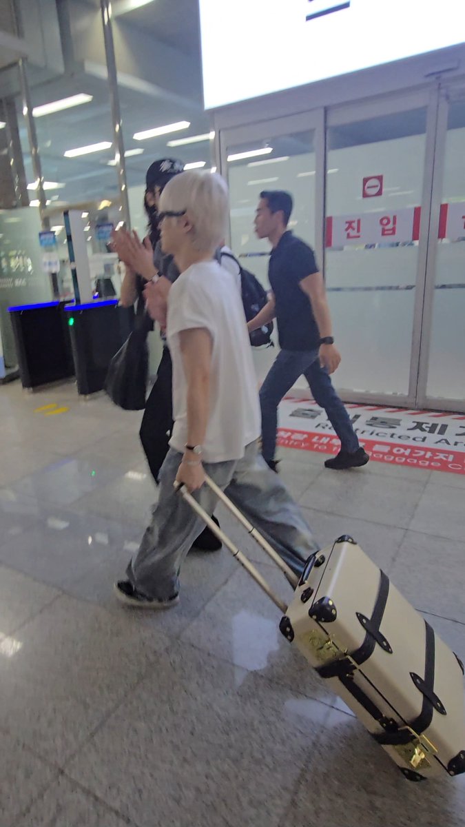 pistachioppie's tweet photo. 김해공항 도착했는데 전역신고 엄청 크게 하는 사람 있어서 남자들이 돌아봤고 걸어가면서 박수쳐줌 상혁인 손이 부족해서 가슴 두드리는거임 https://t.co/079Z5crgQa