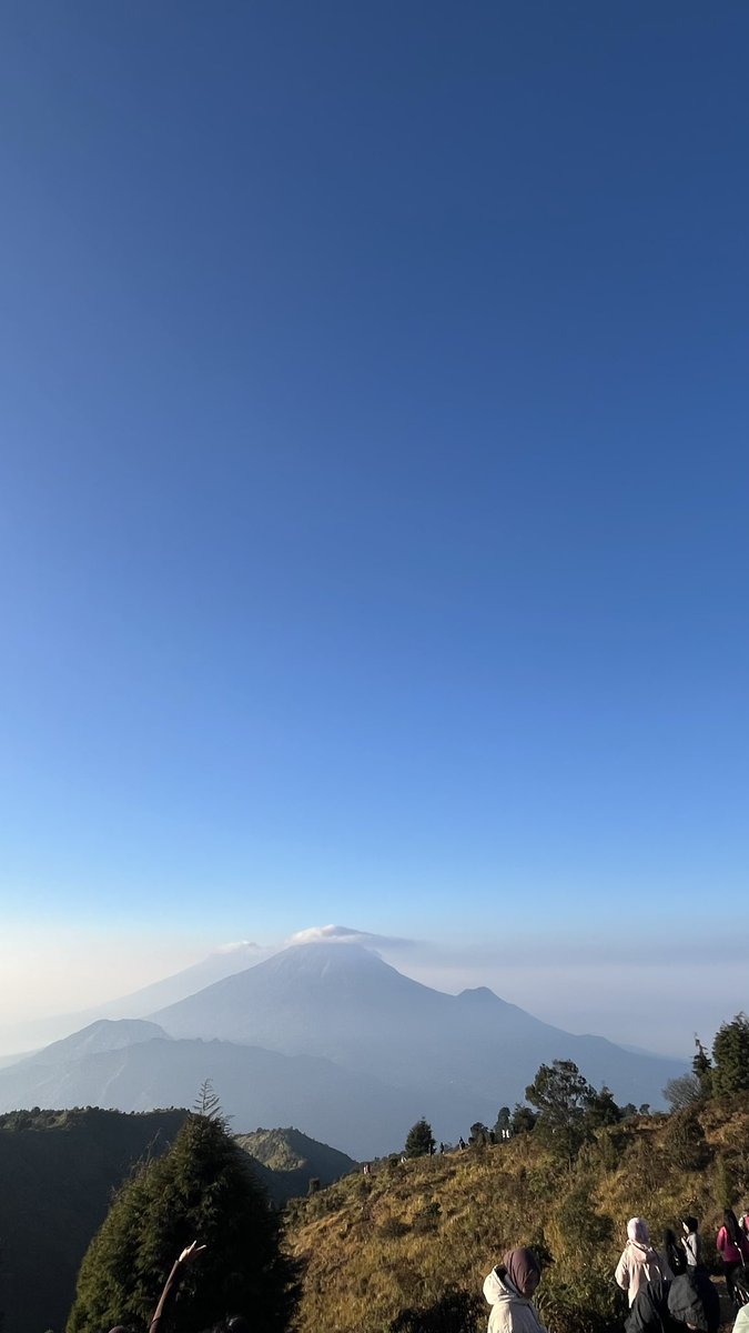 ArifAlIman5's tweet photo. Oke, sepertinya penutup tahun ini di Gunung Prau. Karena tiket ke Banyuwangi saya batalin 😛 https://t.co/DGQz4ZxxzN