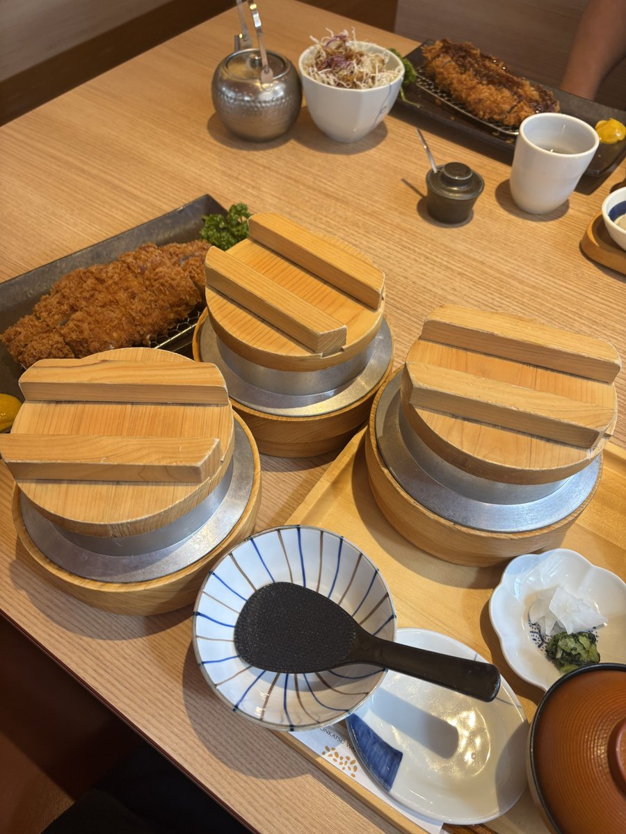 menmashi_boy's tweet photo. デブのライフハックとして、とんかつ和幸で注文時にお釜ご飯を無料で増やせるの知ってた？？ https://t.co/DKY42SKQWk