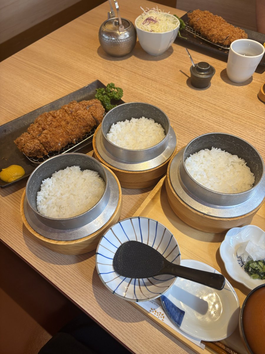menmashi_boy's tweet photo. デブのライフハックとして、とんかつ和幸で注文時にお釜ご飯を無料で増やせるの知ってた？？ https://t.co/DKY42SKQWk