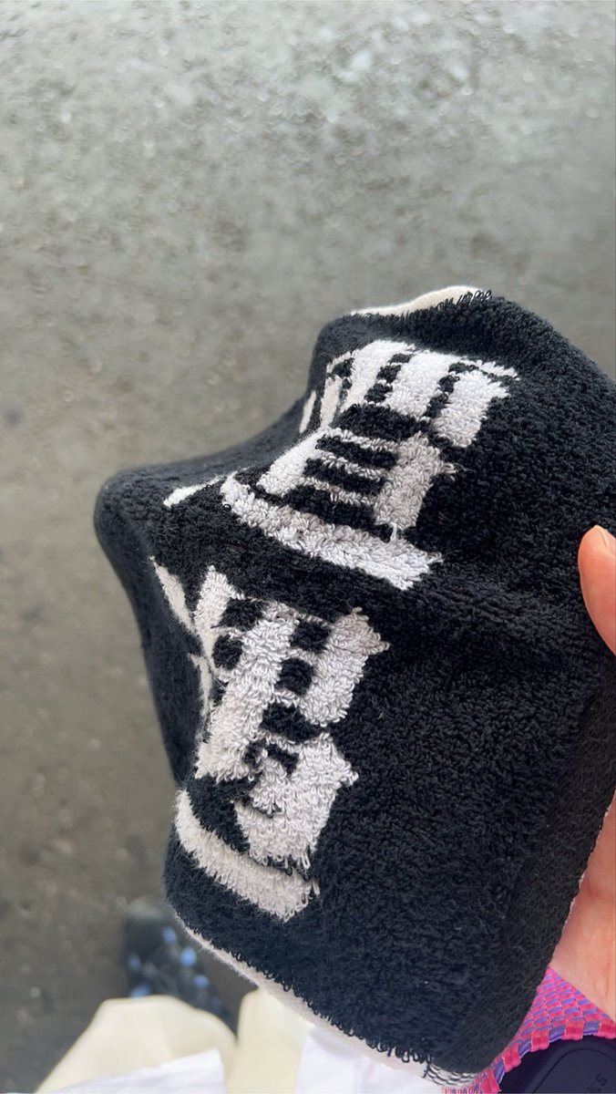 mmmmochaocha's tweet photo. 分倍河原駅の京王線府中方面階段に遭遇タオル落ちてました！！
1度誰かが拾ったのか、階段の手すりに掛かってました！
改札口の駅員さんに届けました！！
落とし主見つかりますように🙏 https://t.co/gnNUCtznx5