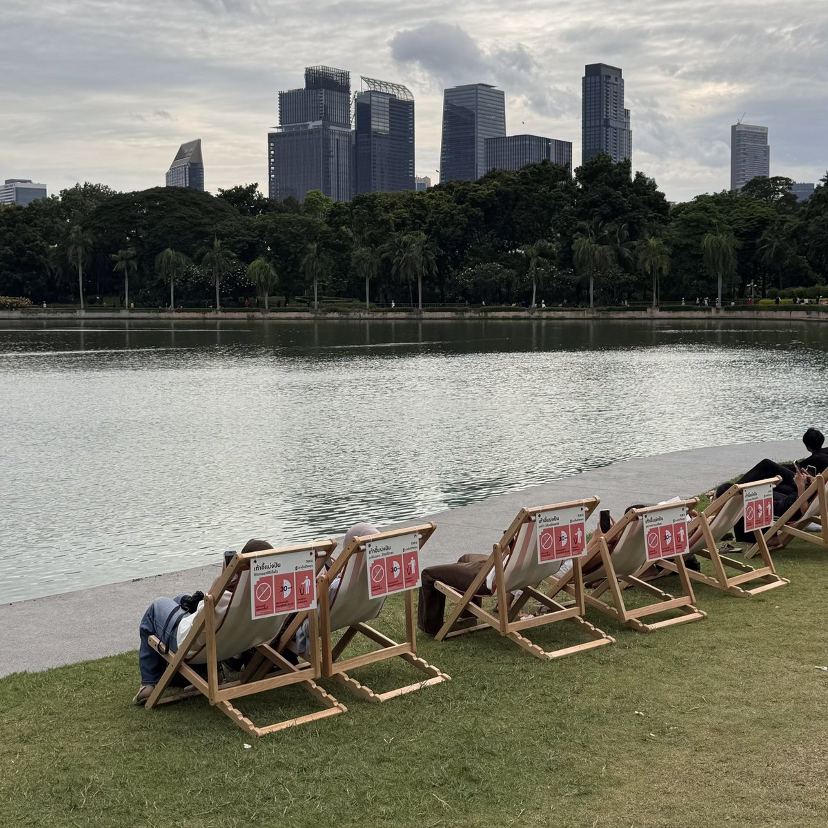 sfkkfs_'s tweet photo. สวนเบญมุมนี้สวยจริง vibes ดีมากก ไปนั่งเล่นทั้งตอนเช้ากับตอนเย็น เจอประโยคหลังเก้าอี้ “ เป็นตัวเองได้ที่นี่ ”  กุแบบ เข้าใจเลยว่าชีวิตคนเมืองแค่มีจุดให้นั่งพักบ้าง ก็เบาเหนื่อยแล้ว 🌳🍃 https://t.co/QmKSLi3u4w