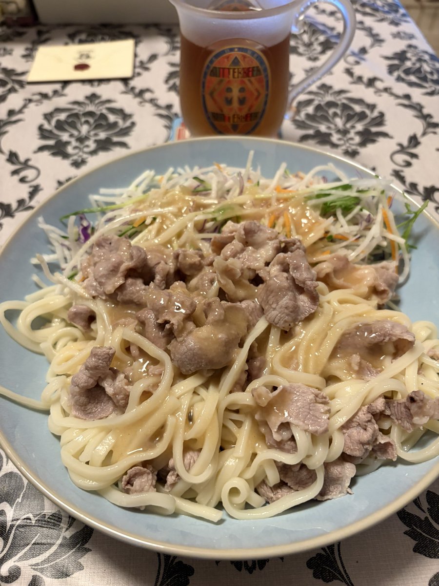 0000foryou's tweet photo. 乾麺うどん茹でてついでに豚こま茹でてサラダ盛ってエバラのダシ入りとろろかけただけ！
いただきまーす‼️ https://t.co/OlP4PDAF0s