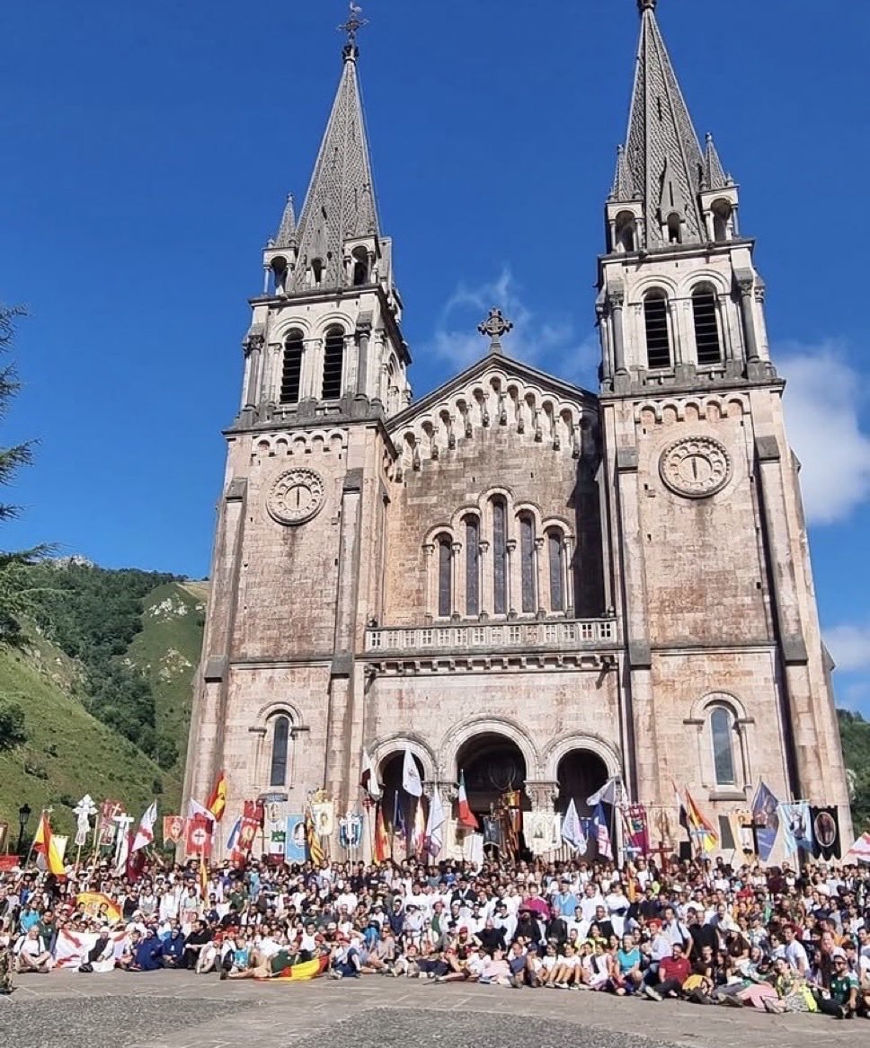 CatholicArena's tweet photo. SPAIN 🇪🇸 

Thousands of mostly young people have taken part in the annual Traditional Covadonga Pilgrimage 

Covadonga is where the Reconquista began, the taking back of Spain by Catholics after 800 years of being oppressed by Muslims 

@Manotepas https://t.co/lhCW4AMRx5