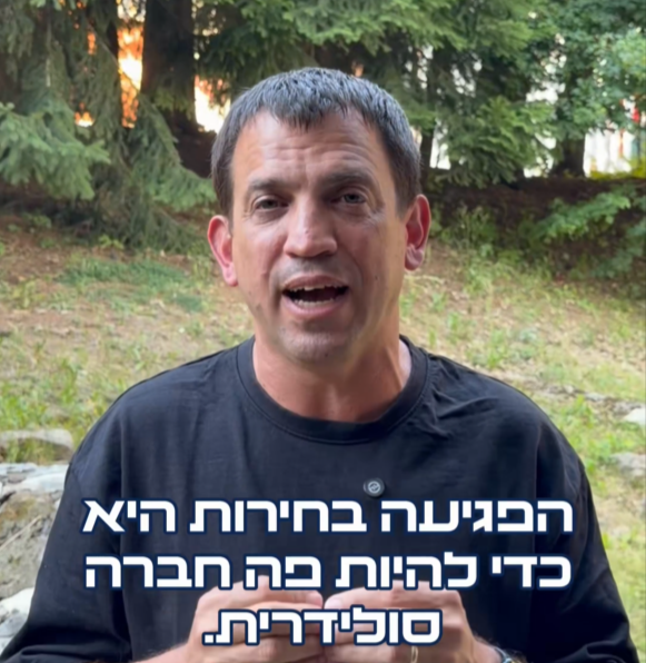 Idaneretz's tweet photo. טוב, מאיפה להתחיל:

1. תודה רבה על התגובה לסרטון. זה בדיוק השיח על מדיניות שצריך כאן, ואני רוצה לראות עוד ממנו ספציפית ממפלגת "ישר".

2. איך ידאגו לזה שכל התפקידים שיגיעו אליהם עשרות אלפי תקני שירות לאומי נוספים יהיו משמעותיים? נקים ✨מנגנון ממשלתי✨ שיתעדף את "כוחות הבטחון וההצלה". אבל יש במשטרה, מד"א ומכבי אש מספיק תקנים *שלא דורשים הכשרה* כדי להכיל עוד עשרות אלפי אנשים שלא בהכרח רוצים להיות שם? ברור שלא, והחרטא שיש כבר היום סביב עמותות שמנצלות כוח עבודה זול או עבודות אדמיניסטרציה ביעילות נמוכה רק יגדל.

3. אם המטרה היא להוציא מהמתווה את העמותות ולגייס רק לשירות משמעותי תחת כוחות הבטחון וההצלה, צריך להגיד את זה במפורש. ואז באמת שאין לי מושג איפה ישימו את כולם. לפי המתווה שמרידור מציג, הבעיות בשירות לאומי היום רק יתעצמו. וזה בלי מילה על איך ידאגו שהממשלה שתבוא אחריכם, עם המפלגות החרדיות, לא תוכל לעוות את זה בדיוק לנקודה שאנחנו חוששים ממנה.

4. זה החלק הכי חשוב: בעיני, יש הצדקה לשלילה קיצונית של החירות רק אם החלופה בלתי נסבלת, כמו פגיעה דרמטית בבטחון שלנו. אבל לשעבד אנשים לעבודות כפיה בשביל "חברה סולידרית" ו"הסיפור הישראלי"? תודה, אבל לא תודה. זו מחלוקת עקרונית שאסור לטאטא. בעיני, החלופה לצה"ל צריכה להיות שחרור לשוק העבודה. חברה סולידרית וסיפור ישראלי צריך לבוא מרצון ולא מכפיה.

5. אנחנו מסכימים לחלוטין על זה שצריך לגייס חרדים לצה"ל, או לכל הפחות להפסיק את מימון אי הגיוס. מקווה מאוד שזו תהיה הנקודה המרכזית שתקודם בממשלה הבאה, ולא פנטזיות על שירות לאומי לכולם.