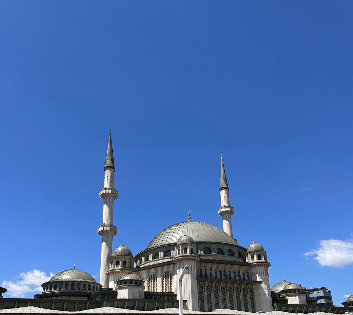 FikrininF's tweet photo. bugün öğle namazında Taksim camii üst katı ikinci saf, sağdan birinci sırada olduğumuzu kimseye söylemedik, neden çünkü İbadetin gizlisi makbuldür arkadaşlar 😬🫢 https://t.co/1P2ED3A5xl