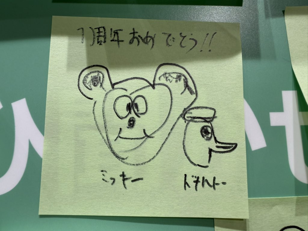 D90204382D's tweet photo. ディズニーストアにて、1周年のお祝いメッセージ貼るボードに渾身の絵を描いてきました https://t.co/to3nl0LoEj
